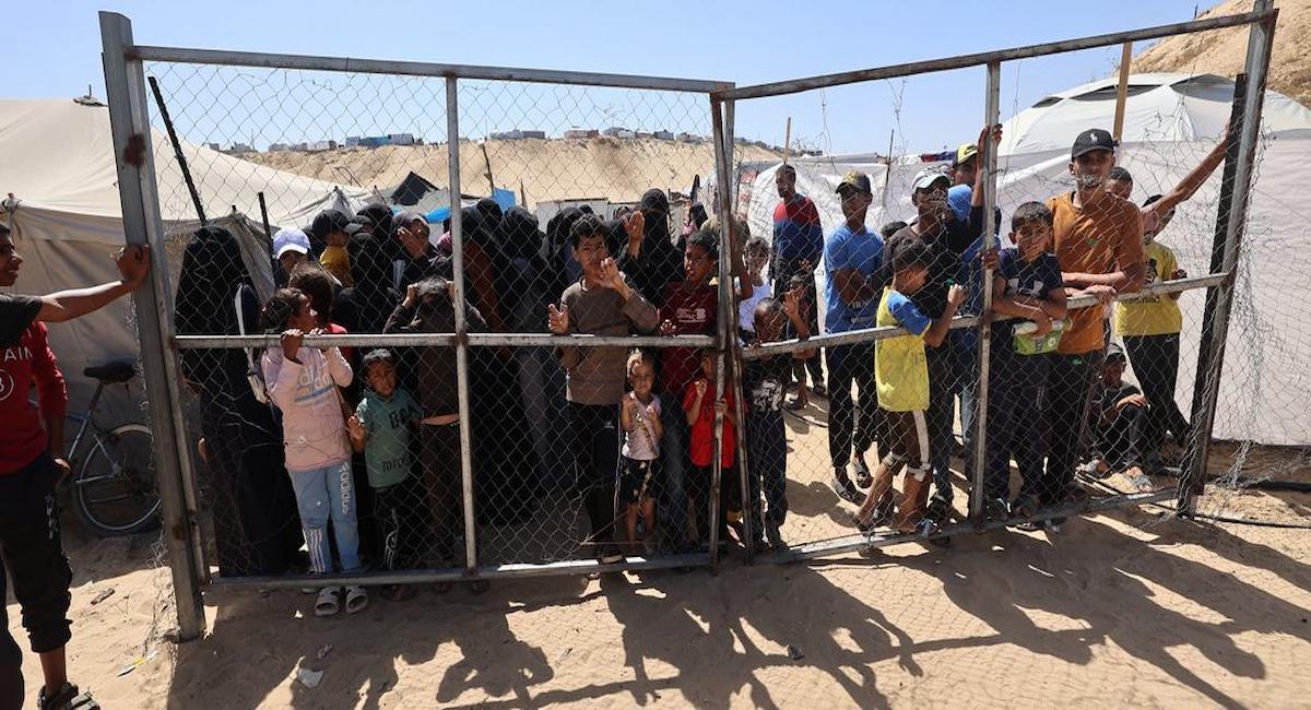 Niños vulnerables reciben apoyo nutricional en un punto de detección y tratamiento de la desnutrición apoyado por UNICEF en Khan Yunis, sur de la Franja de Gaza. | Foto:  UNICEF/Eyad El Baba