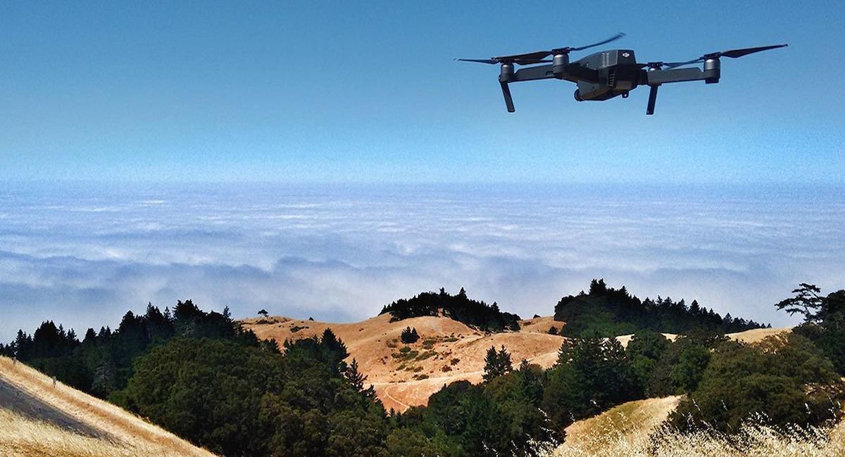Un dron vuela sobre el Monte Tamalpais en Estados Unidos, donde la presión para regularizar su actividad es cada vez mayor. | Foto: Unsplash/Ian Usher