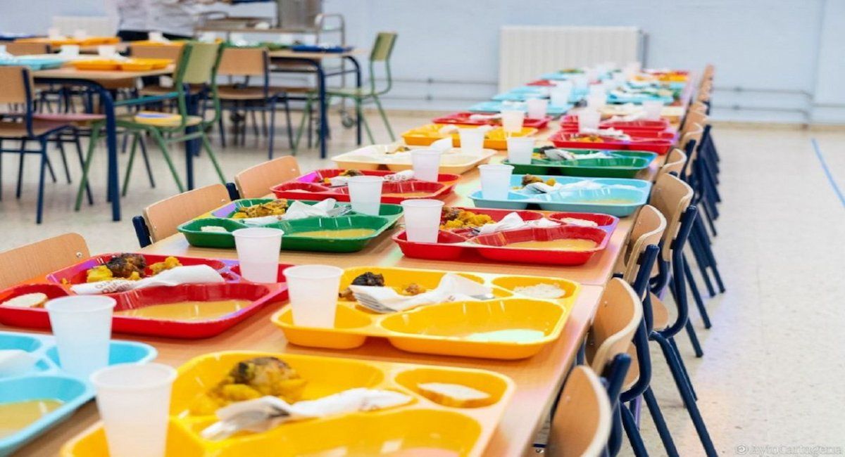 En España, unos 900.000 niños, niñas y adolescentes perciben ayudas y becas para ir al comedor escolar, aunque no llegan a toda la infancia que las necesita.