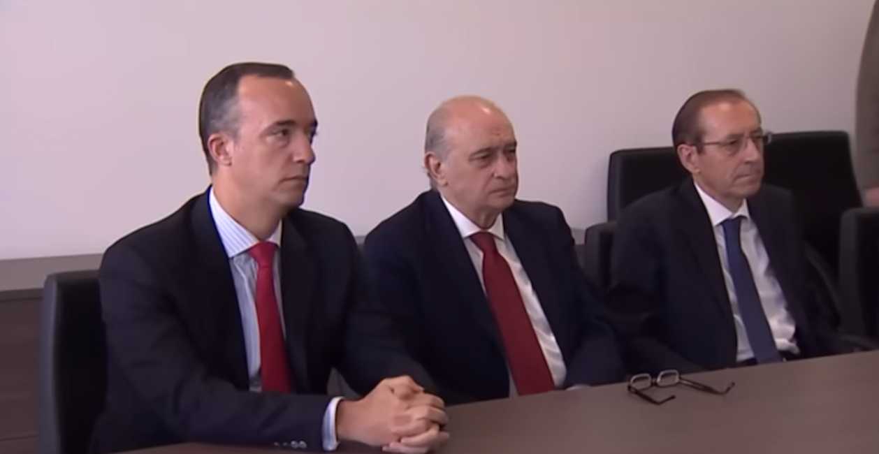 Francisco Martínez, el primero por la izquierda, junto al exministro Fernández Díaz, en una imagen de archivo.