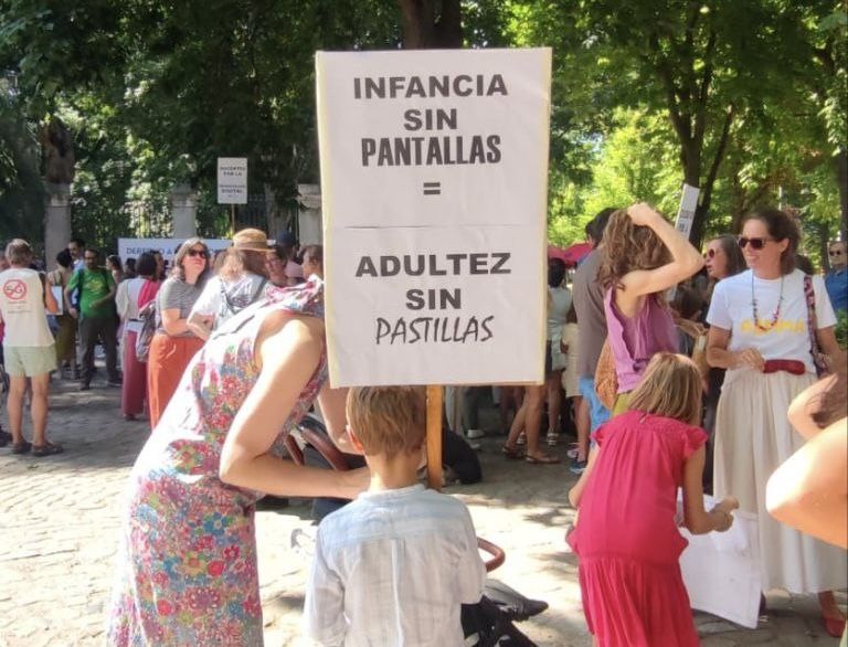 Concentración en en Madrid por una infancia sin Smarphones