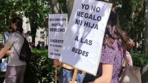 Concentración en en Madrid por una infancia sin Smarphones