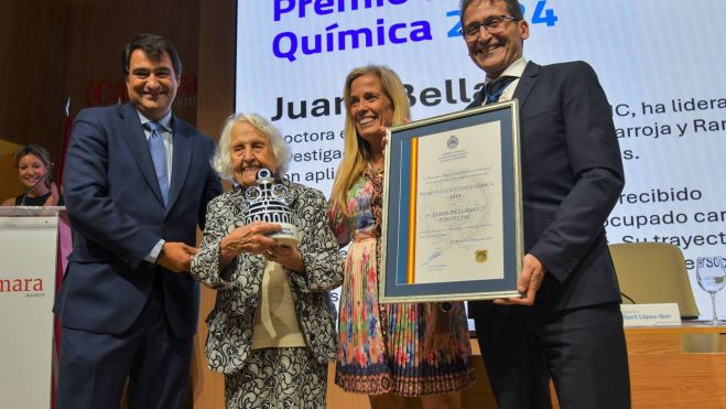 Juana Bellanato Fontecha, galardonada con el Premio a la Excelencia Química, foto Agustín Millán (3) Juana Bellanato Fontecha, galardonada con el Premio a la Excelencia Química, foto Agustín Millán (3)