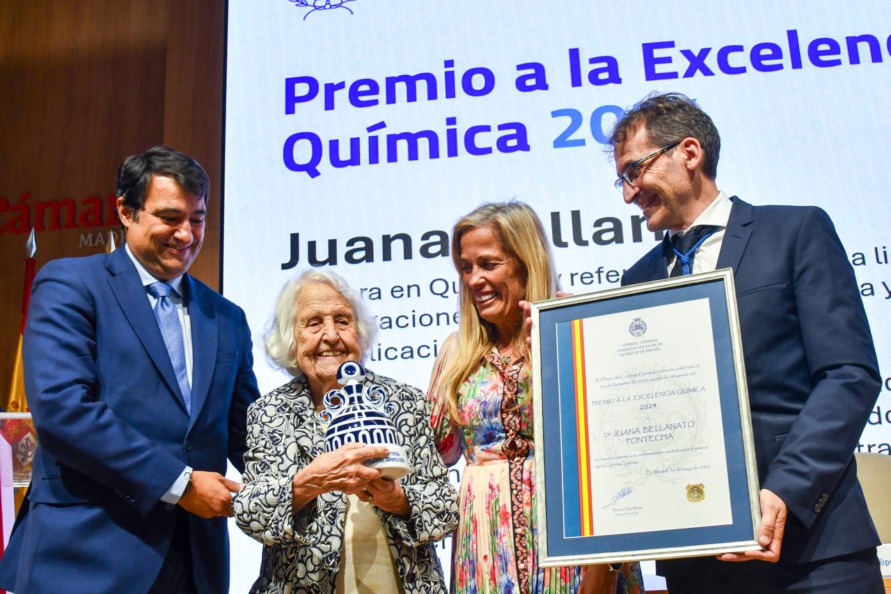 Juana Bellanato Fontecha, galardonada con el Premio a la Excelencia Química, foto Agustín Millán (2) Juana Bellanato Fontecha, galardonada con el Premio a la Excelencia Química, foto Agustín Millán (2)