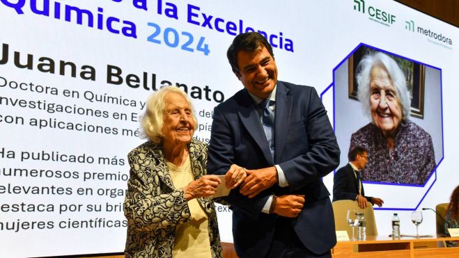 Juana Bellanato Fontecha, galardonada con el Premio a la Excelencia Química, foto Agustín Millán Juana Bellanato Fontecha, galardonada con el Premio a la Excelencia Química, foto Agustín Millán