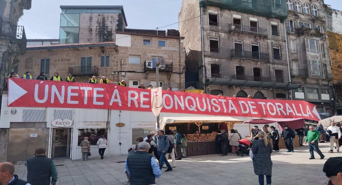 Una pancarta gigante en la Porta do Sol de Vigo, el pasado mes de marzo, reivindica la isla de Toralla para los vigueses. |Foto: Ecologistas en Acción