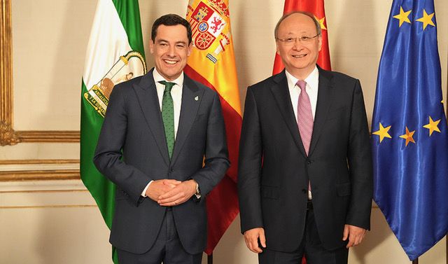 Moreno Bonilla, junto a Yin Li, miembro del Buró Político del Comité Central del Partido Comunista de China y secretario del Comité Municipal de Beijing, en mayo de 2024 en el Palacio San Telmo. Moreno Bonilla, junto a Yin Li, miembro del Buró Político del Comité Central del Partido Comunista de China y secretario del Comité Municipal de Beijing, en mayo de 2024 en el Palacio San Telmo.