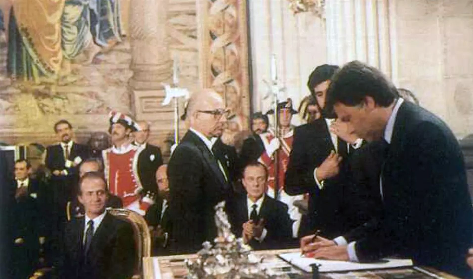 Felipe González firma el Tratado de Adhesión a la Comunidad Económica Europea (CEE), el 12 de junio de 1985, en el Palacio Real de Madrid.  Casa de SM el Rey