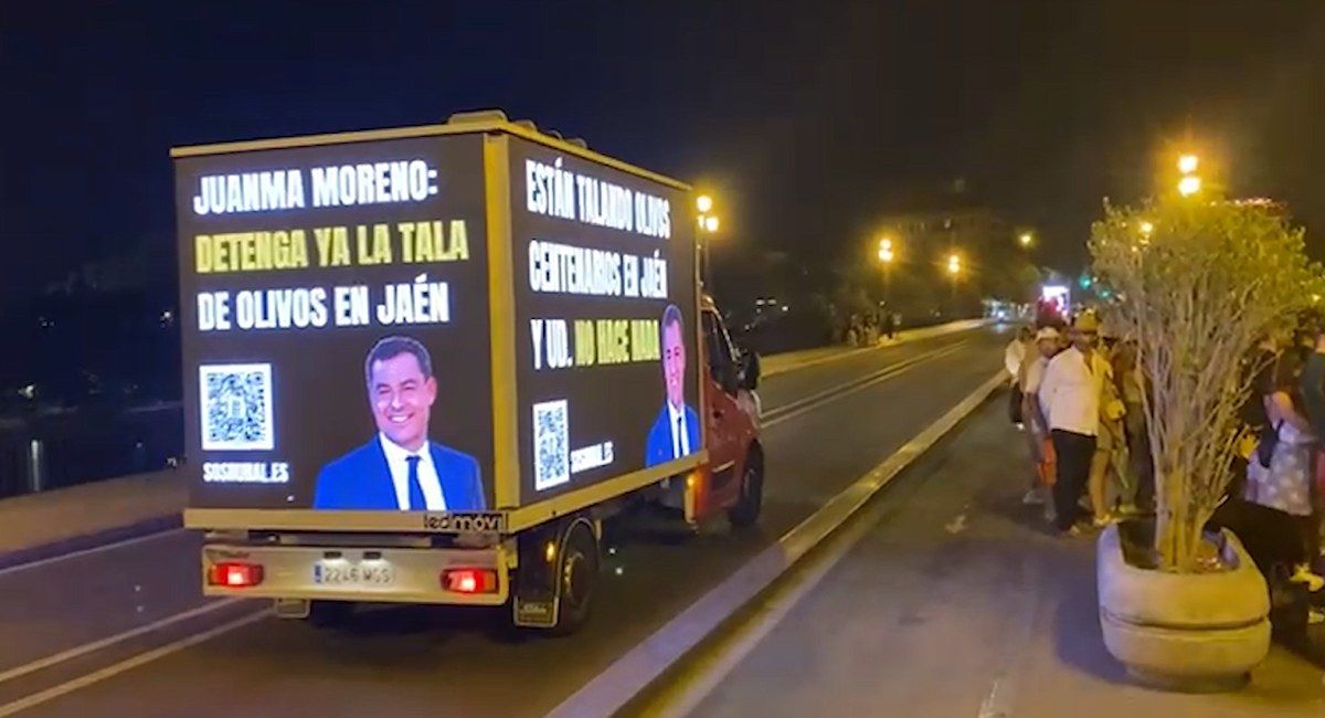 Caravana informativa de SOS Rural, en la que tres camiones han recorrido Sevilla informando a todos los ciudadanos de esa tala del mar de olivos andaluz que está permitiendo el gobierno de Moreno Bonilla.