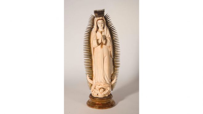 Virgen de Guadalupe Taller hispanofilipino Marfil policromado y latón Siglo XVIII Madrid, Museo Arqueológico Nacional Virgen de Guadalupe Taller hispanofilipino Marfil policromado y latón Siglo XVIII Madrid, Museo Arqueológico Nacional
