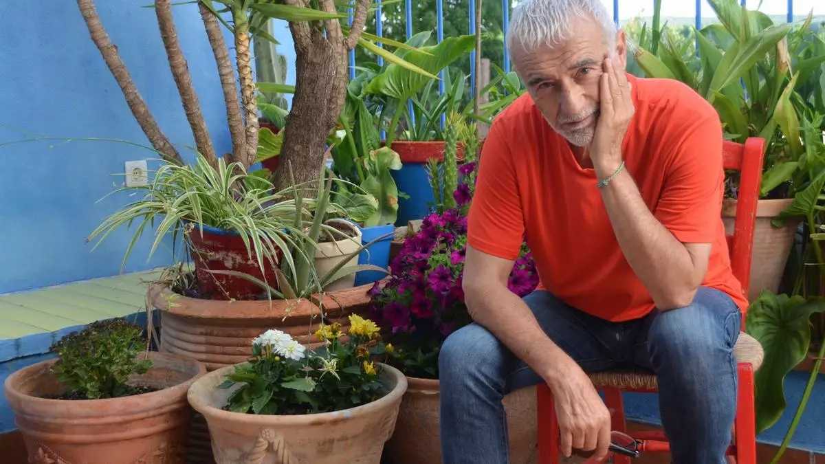 Cipriano Torres, entre choperas en su casa de Villanueva de Mesía, firma un libro imprescindible sobre el Marruecos de hoy. Foto: La Opinión de Murcia