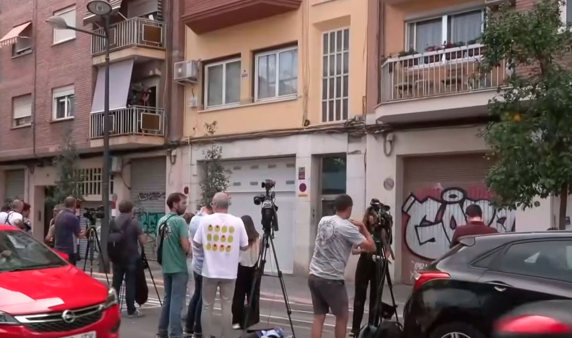 Los medios en la puerta de la casa de Ábalos en Valencia Los medios en la puerta de la casa de Ábalos en Valencia