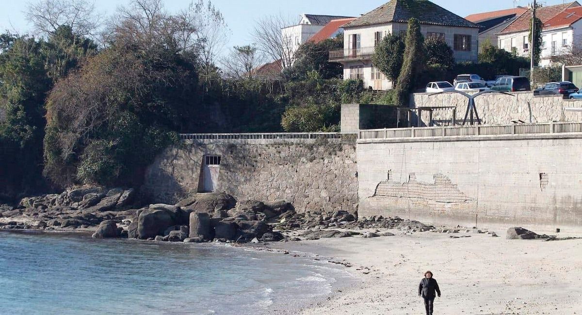 Chalet registrado a nombre de la mujer del presidente del Partido Popular, Alberto Nuñez Feijoó, en la playa de O Con, término municipal de Moaña (Pontevedra) que ha recibido la bandera negra. | Foto: Ecologistas en Acción