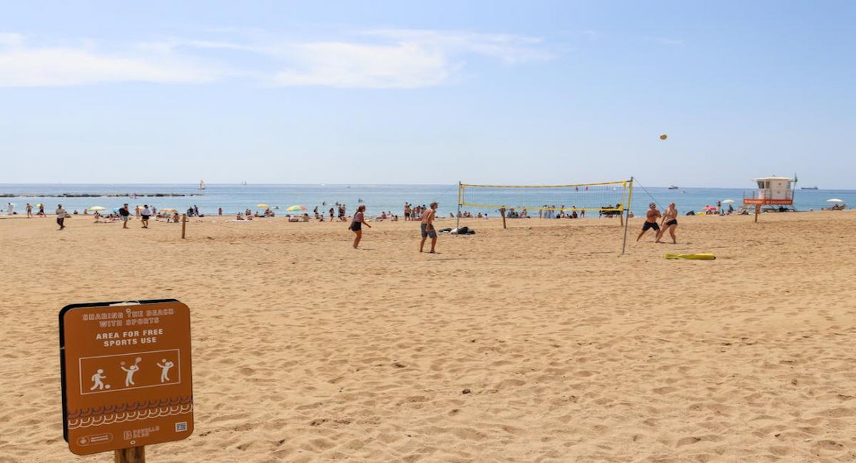 En Barcelona, diversas actividades sólo pueden realizarse en zonas especialmente habilitadas para ello. | Foto: Pexels