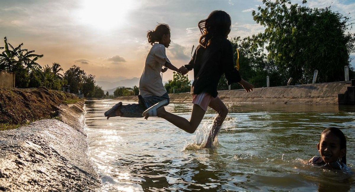 Unos niños saltan a un canal en el centro de Vietnam. | Foto: ADB/Viet Tuan/ Asia