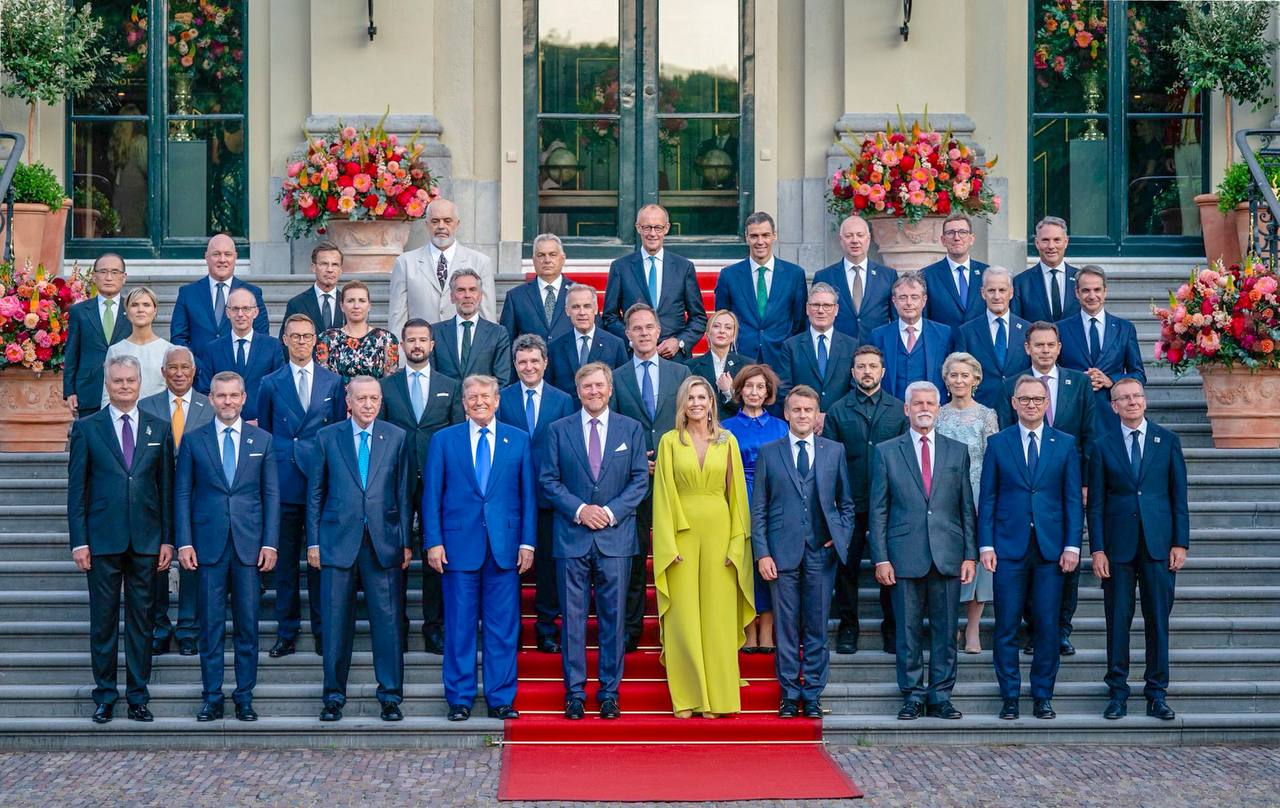 La foto de familia de la OTAN, con Trump en el centro, junto a los reyes de Países Bajos, y Sánchez atrás a la derecha.