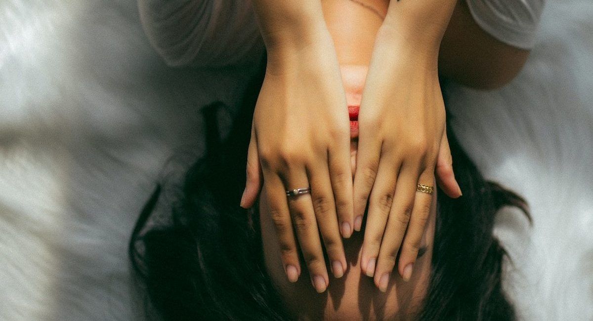 Las mujeres y las niñas se sienten menos cómodas al exponerse a riesgos y amenazas cuando participan en plataformas digitales, como consecuencia del auge de la manosfera, según ONU Mujeres. | Foto: Unsplash/Anthony Tran
