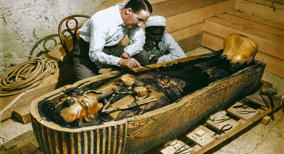 En el año 1914 una relación entre un egiptólogo y arqueólogo se llama Howard Carter condujo a lo más famoso descubrimiento arqueológico de todos los tiempos: el descubrimiento de la tumba del faraón Tutankamon.