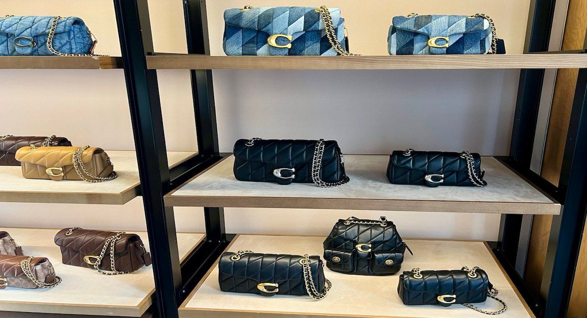 Bolsos acolchados "Tabby" virales en la tienda Coach de Regent Street, Londres. La investigación de Earthsight revela que la cadena de suministro de cuero de la marca está expuesta a la deforestación ilegal y a la violación de los derechos territoriales de los indígenas en la Amazonia brasileña. | Foto: Earthsight