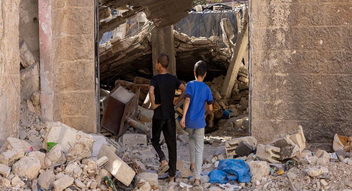 Niños en el campo de refugiados de Yenín, Cisjordania, observando los refugios destruidos tras las recientes operaciones militares israelíes. | Foto: UNICEF/Ahed Izhiman