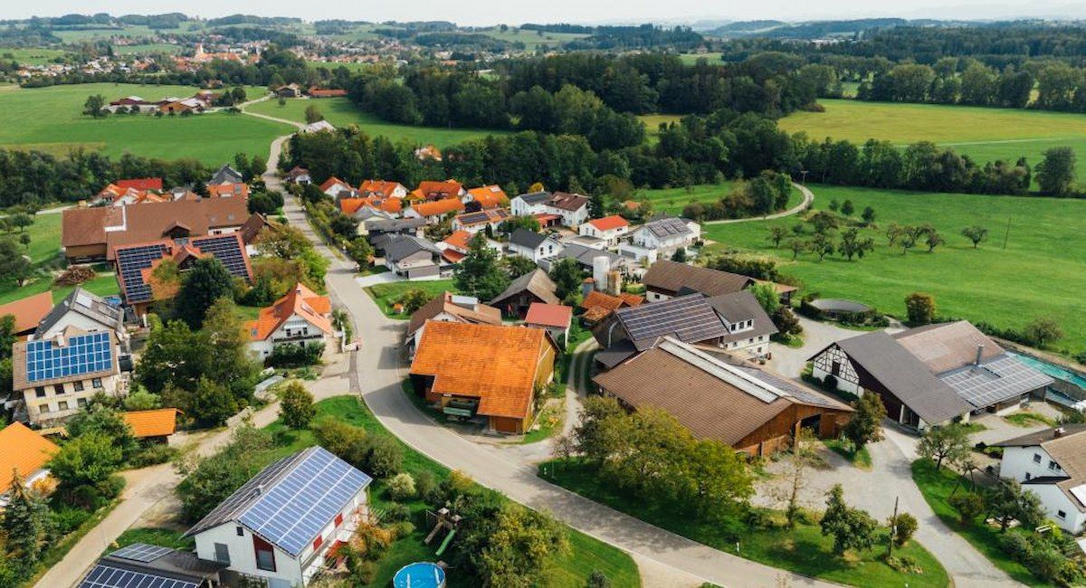 Las casas rurales suelen ser más antiguas, más grandes y menos eficientes energéticamente, pero también tienen un alto potencial para mejoras de eficiencia energética e instalación de sistemas de energía renovable. | Foto: YARphotographer, adobe.stock.com
