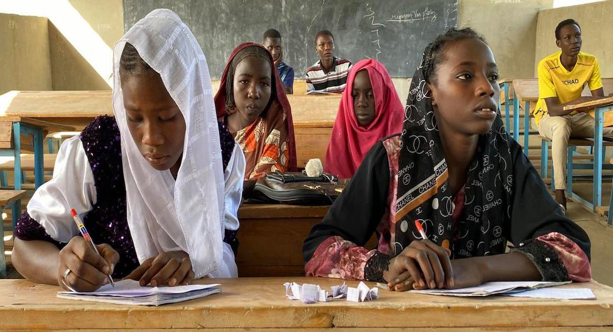 Mujeres jóvenes se benefician de la educación estudiando en un centro de Bol, en Chad. | Foto:  UNICEF Chad/Annadjib Ramadane
