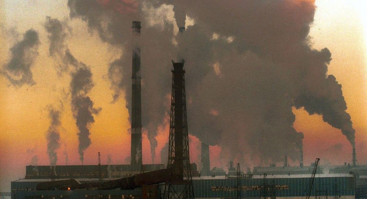 Las fábricas que utilizan combustibles fósiles contribuyen a la crisis climática. | Foto: IFRC/Vladimir Filonov