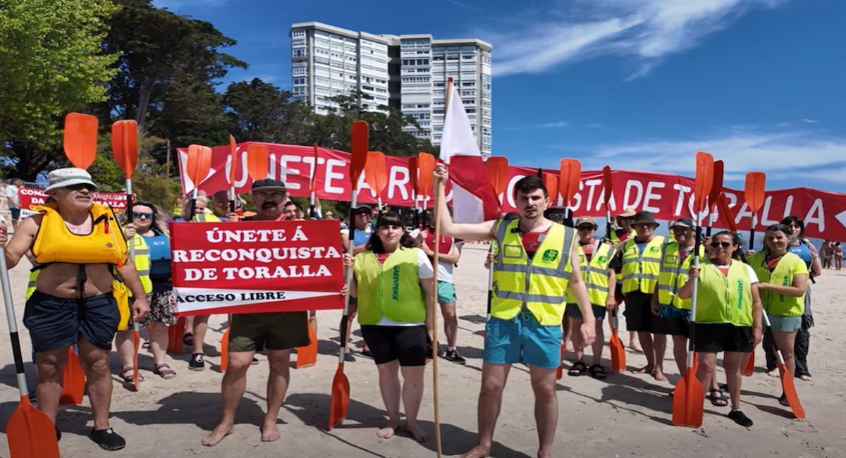 Ecologistas y vecinos durante la manifestación por mar y tierra para pedir al alcalde Vigo que se pronuncie respecto a la isla de Toralla. | Foto: Ecologistas en Acción