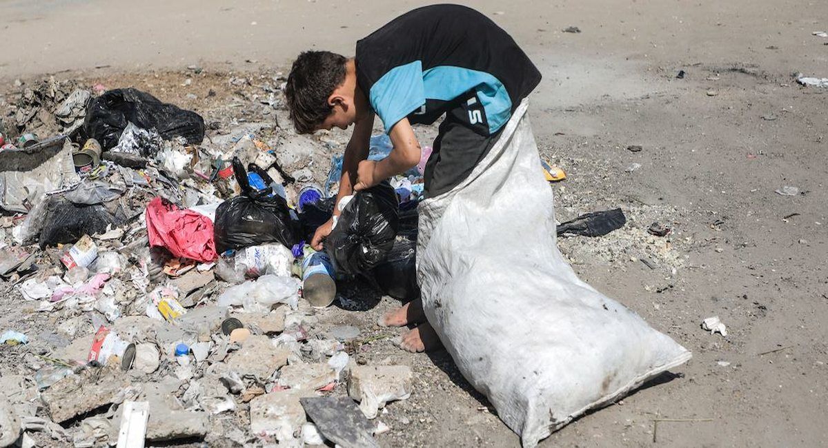 Un niño en Gaza busca en la basura objetos que puedan quemarse como combustible. Una imagen habitual que las ONG quieren evitar. | Foto: UNICEF/Mohammed Nateel