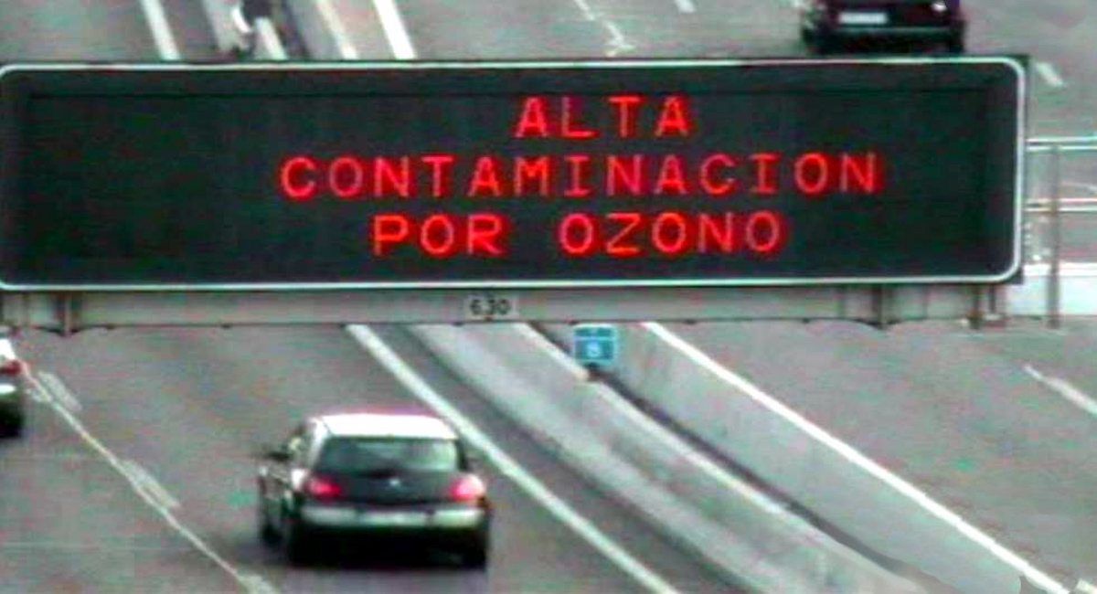 El ozono troposférico, también conocido como ozono “malo” por contraposición al de la estratosfera, es un contaminante secundario producido por la reacción entre la luz solar y el dióxido de nitrógeno y los hidrocarburos emitidos por los automóviles y algunas industrias. | Foto: Ecologistas en Acción