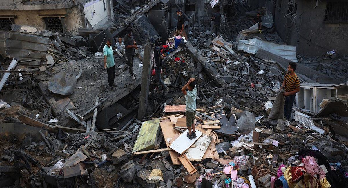La gente busca entre los escombros de Gaza cualquier cosa que le pueda servir para cubrir sus necesidades básicas, después de décadas de represión. | Foto: UNICEF