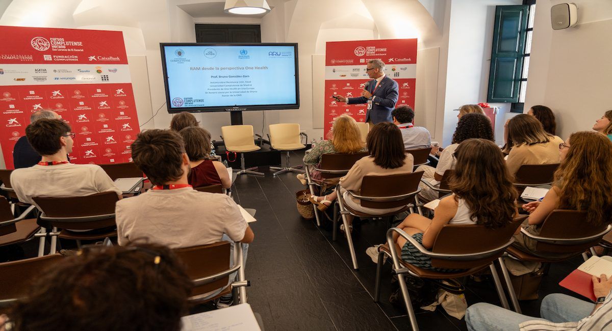 El catedrático complutense, Bruno González-Zorn, en la apertura del curso One Health y resistencia a los antibióticos. | Foto: Francisco Rivas