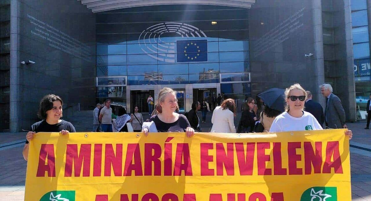 Activistas se manifiestan ante la Comisión Europea contra los seis proyectos mineros estratégicos. | Foto: Ecologistas en Acción