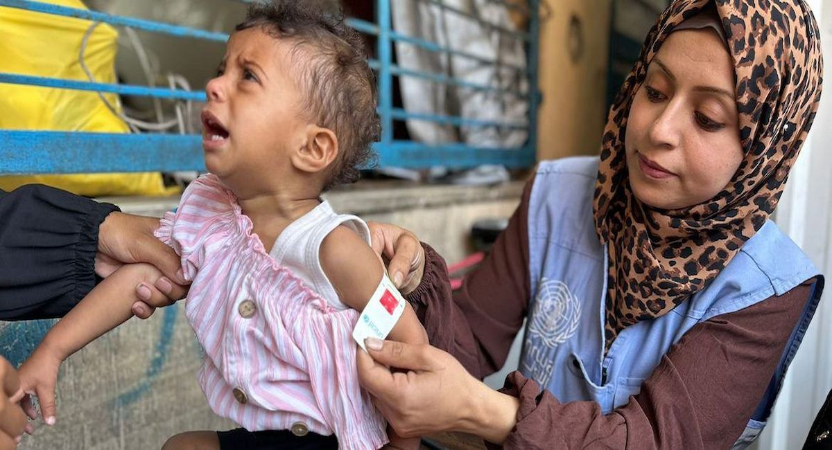 Una trabajadora de UNRWA en Gaza comprueba si un niño presenta signos de desnutrición. | Foto: UNRWA