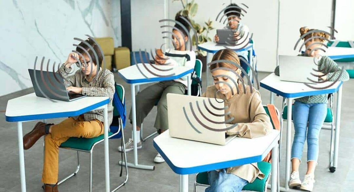 Las organizaciones alertan de que, con iniciativas como la de los campamentos digitales, se corre el riesgo de perpetuar los mitos del “uso responsable y saludable” de herramientas adictivas en menores y el de “cerrar la brecha digital” como excusa para introducir pantallas en todas las etapas.