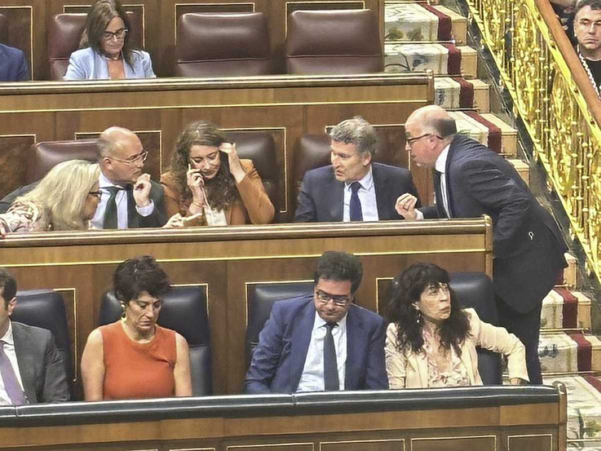 Momento de zozobra de los diputados populares al ser descubiertos con la Cláusula Quirón