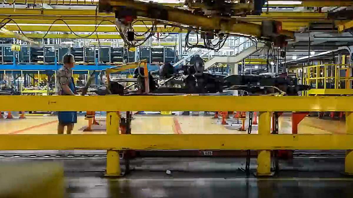 Un operario en la planta de Ford de Valencia. Los datos económicos avalan al Gobierno