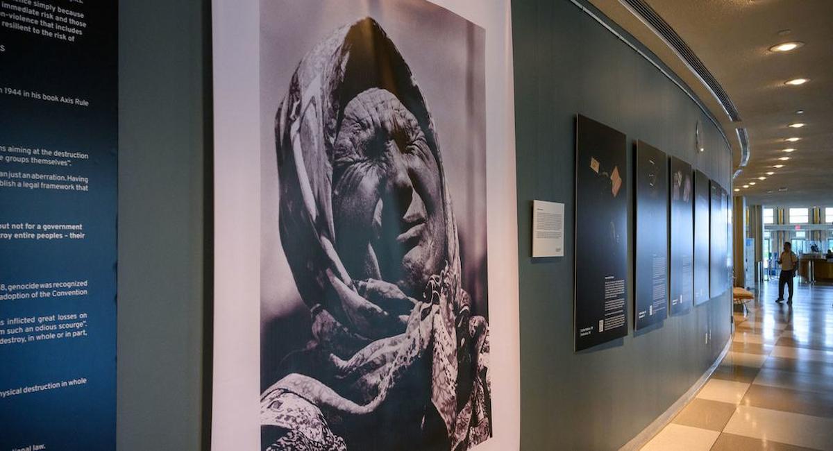 Una exposición en la sede de la ONU en Nueva York recuerda el 30 aniversario del genocidio de Srebrenica. | Foto: Foto ONU/Loey Felipe