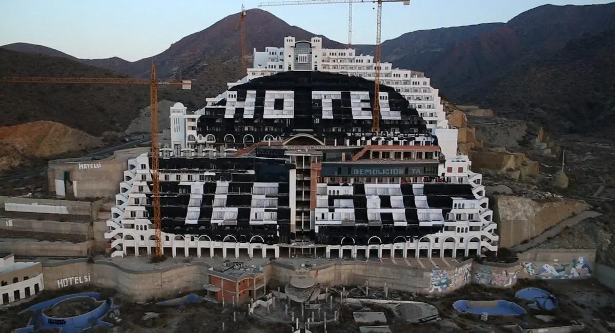 Greenpeace insta a la Junta de Andalucía a que inicie el proceso de expropiación de la parte de los terrenos del hotel que se asienta sobre el Parque Natural Cabo de Gata-Níjar.
