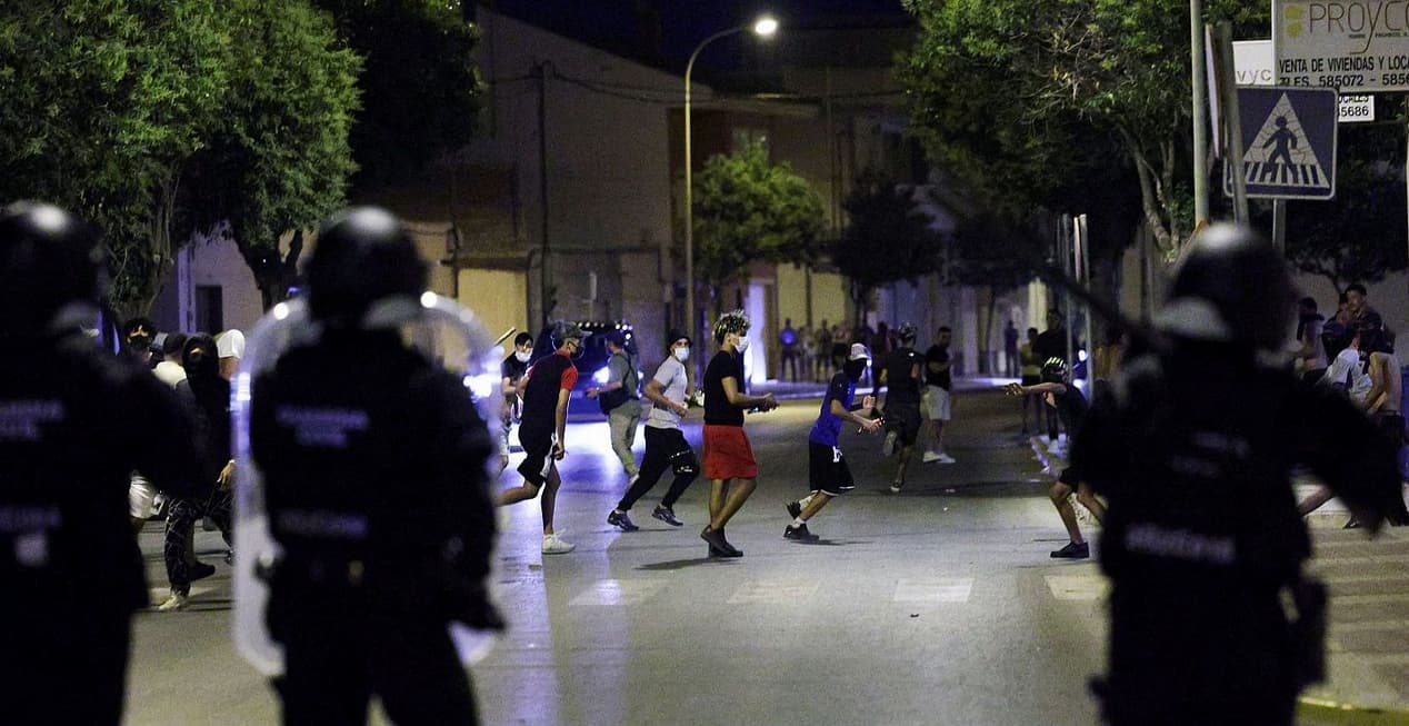 Policías y manifestantes durante los disturbios racistas en Torre-Pacheco, en el Campo de Cartagena