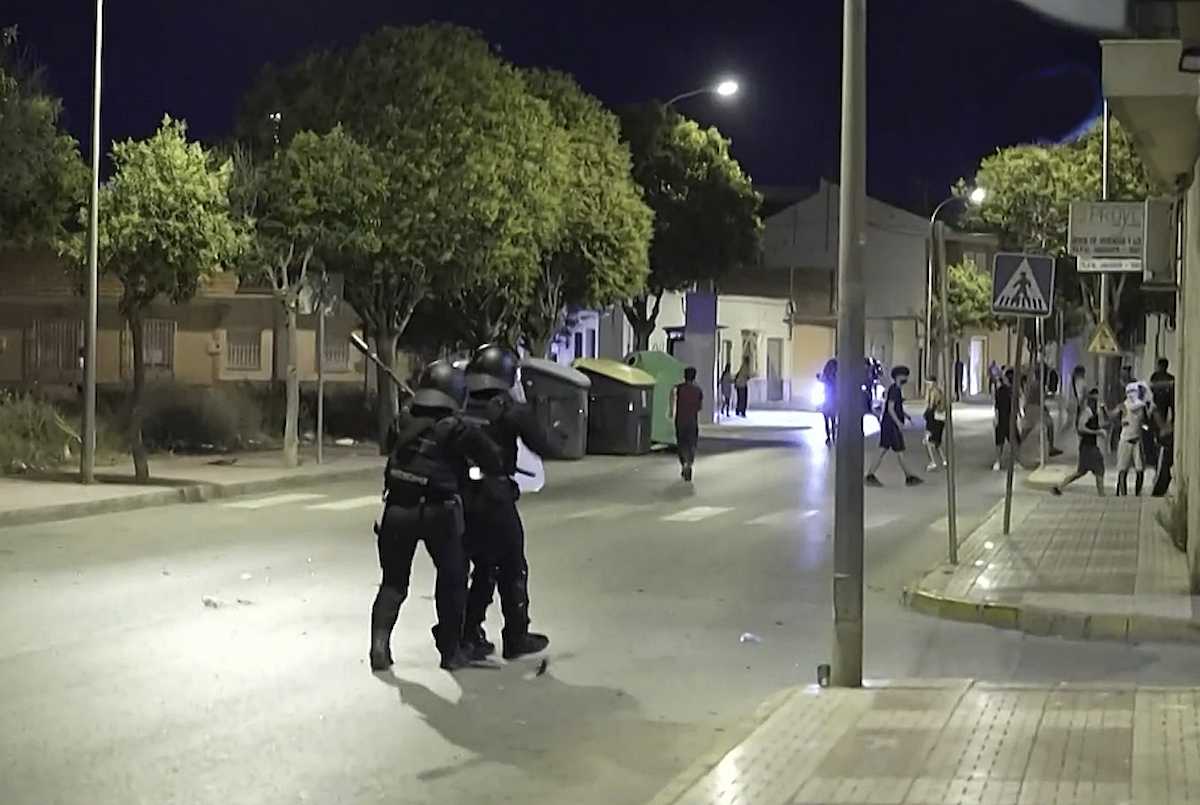 Agentes antidisturbios repelen a los grupos ultras en Torre-Pacheco