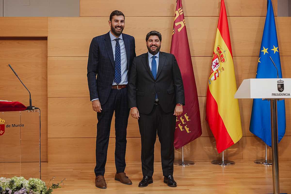 Antelo, líder de Vox, con el presidente murciano del PP López Miras