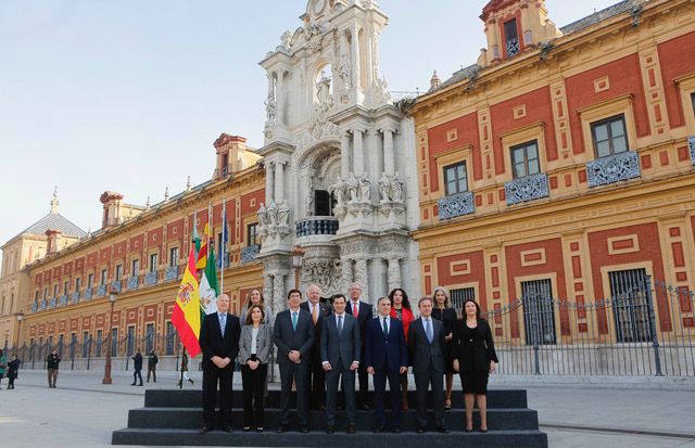 Foto de familia del primer ejecutivo de Moreno Bonilla en enero de 2019, con García Valera junto al actual vicesecretario de Coordinación autonómica del PP, Elías Bendodo. Foto de familia del primer ejecutivo de Moreno Bonilla en enero de 2019, con García Valera junto al actual vicesecretario de Coordinación autonómica del PP, Elías Bendodo.