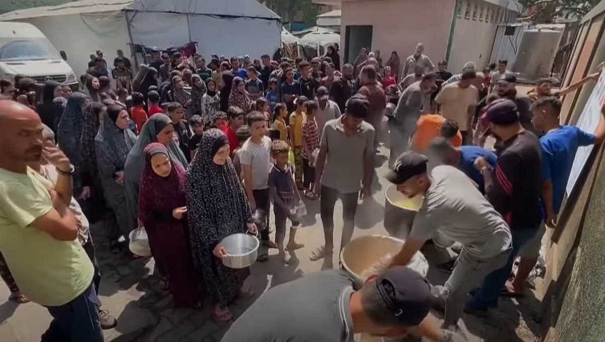 Una cola de reparto de comida en la Franja de Gaza