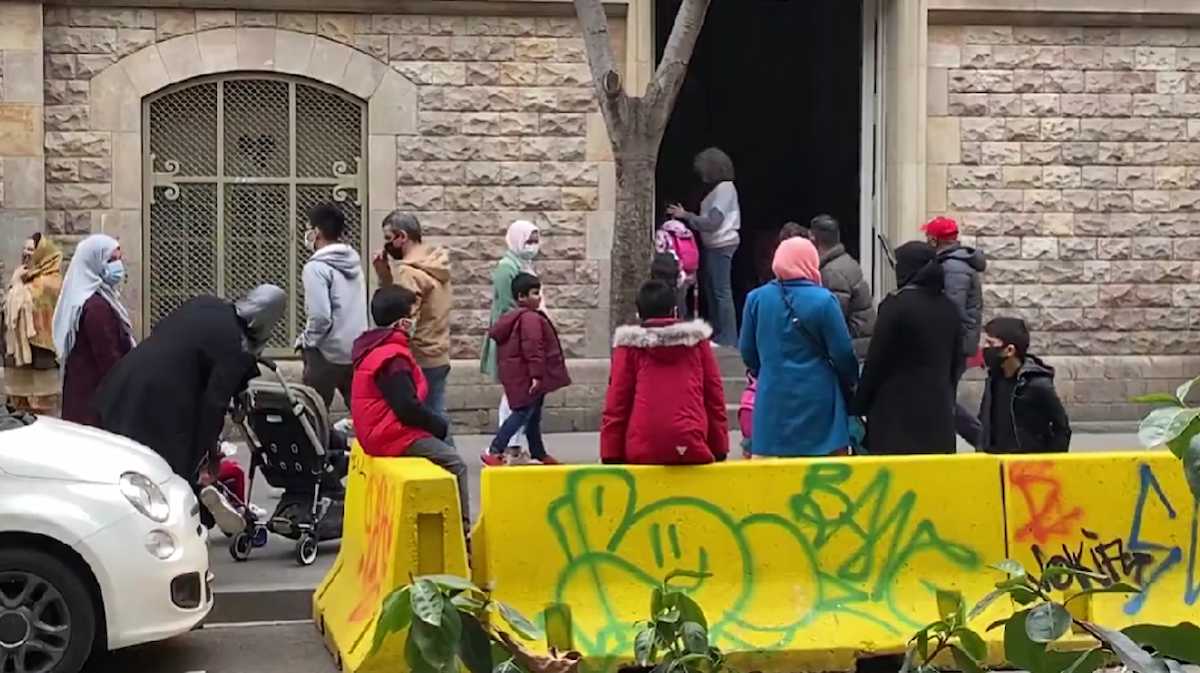 Niños musulmanes a las puertas de un colegio