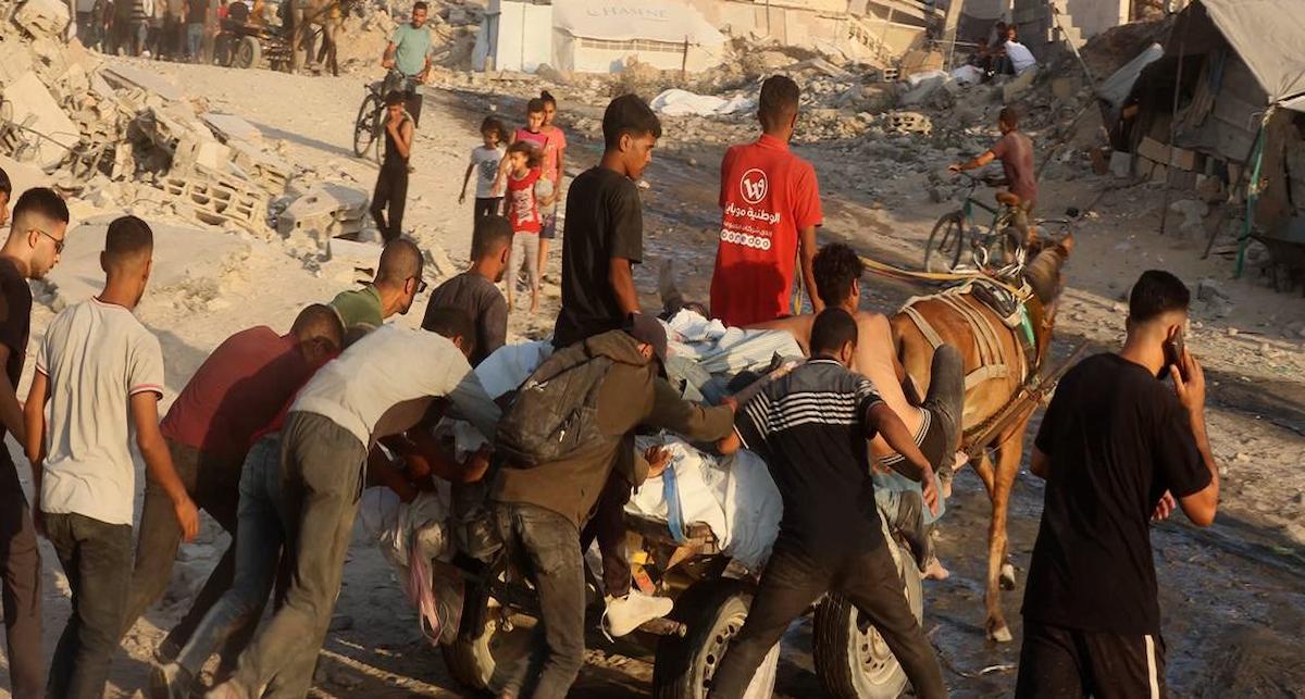 Un carro carga los cuerpos de más de siete palestinos muertos mientras intentaban obtener comida, una situación que Israel repite una y otra vez en su ofensiva. | Foto: ONU