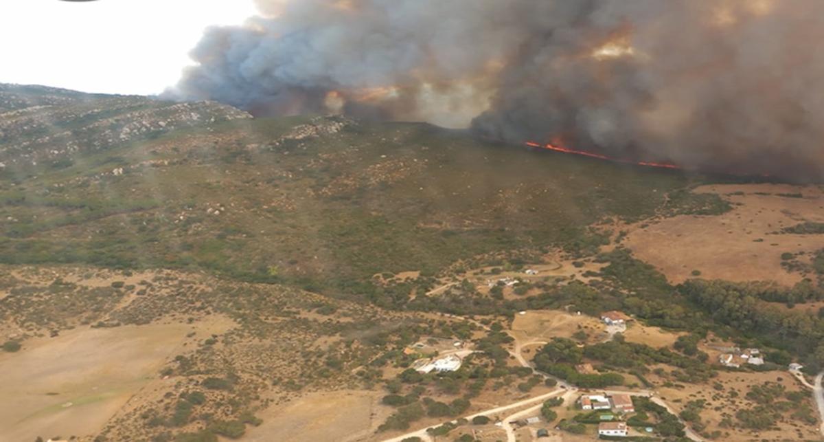 Vista aérea del incendio forestal de Tarifa. | Foto: Plan Infoca