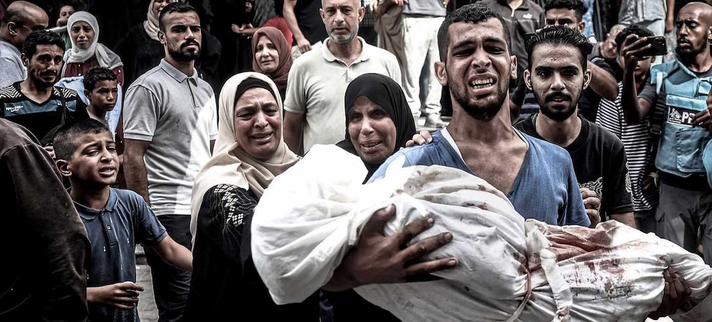 Un palestino y sus familiares lloran la muerte de una niña asesinada por Israel en un ataque aéreo en Gaza | Foto: Unicef