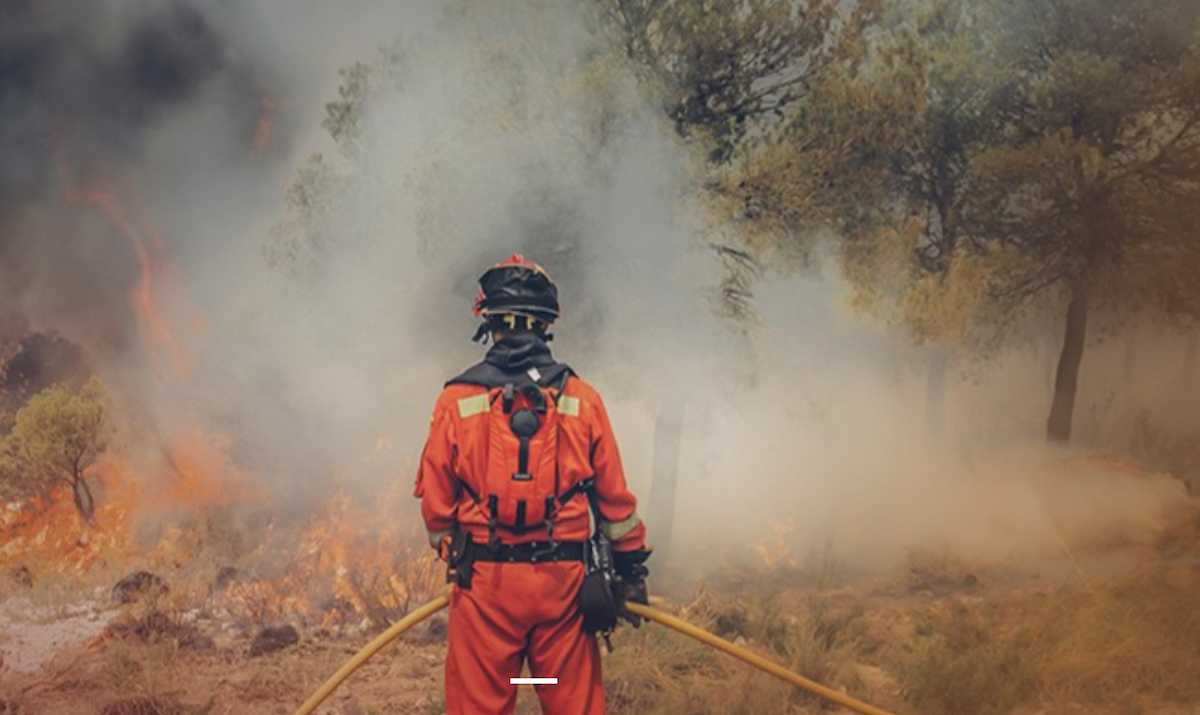 Un militar de la UME apaga un fuego