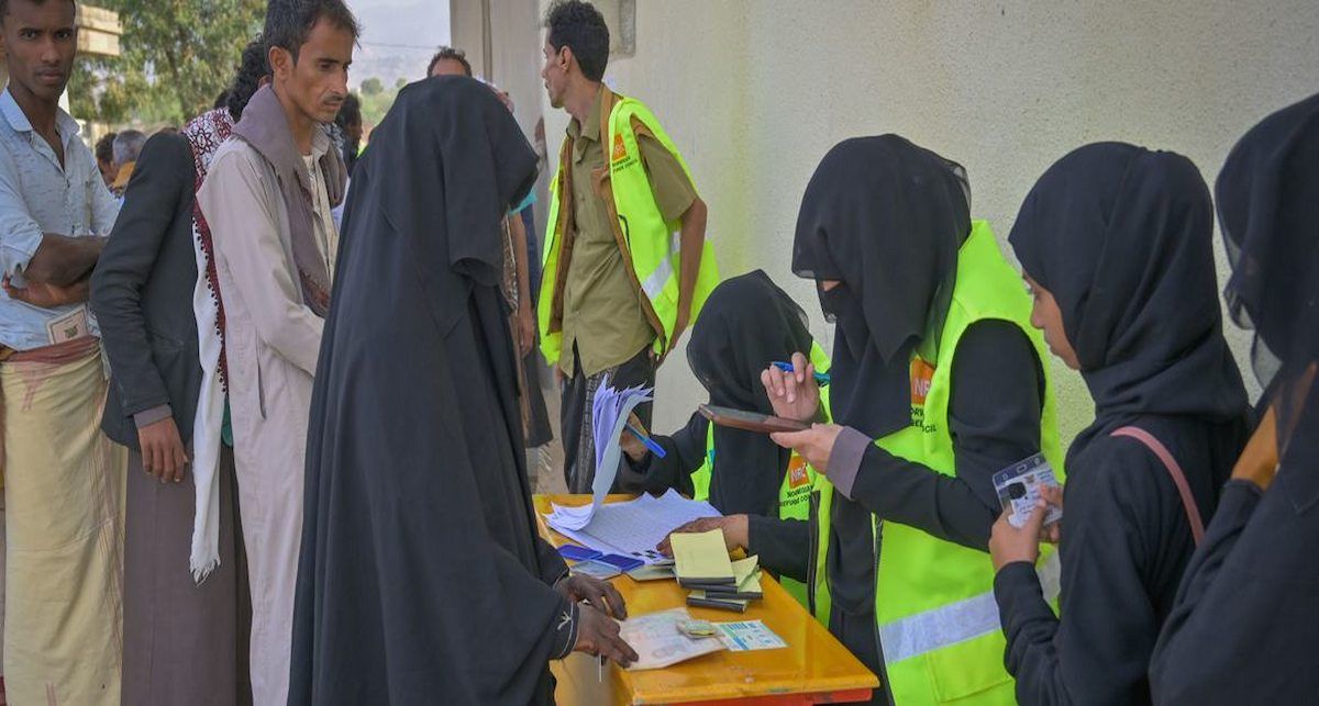 El personal de la ONU inscribe a personas para la distribución de ayuda alimentaria en Hajjah, Yemen. | Foto: PMA/Riad Al-Qadmi